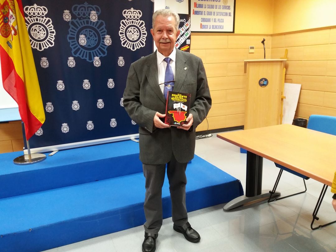 El inspector jubilado de policía Eloy Ramos posa con su libro en el cuartel de Buenavista en Oviedo