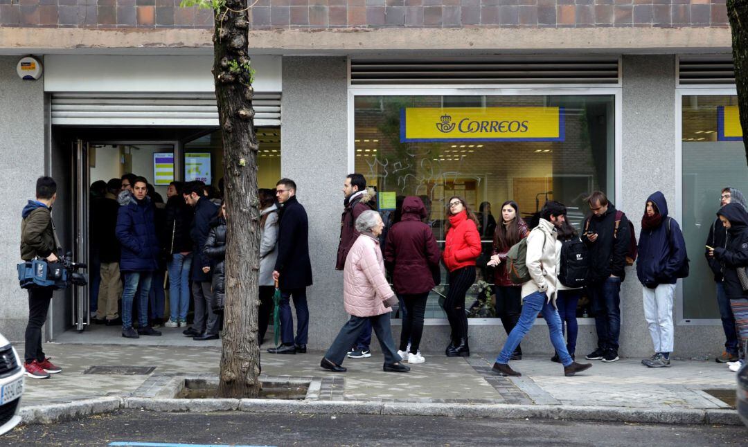 Decenas de personas hacen cola el jueves en una oficina de Correos para poder votar por correo en las elecciones del próximo 28A