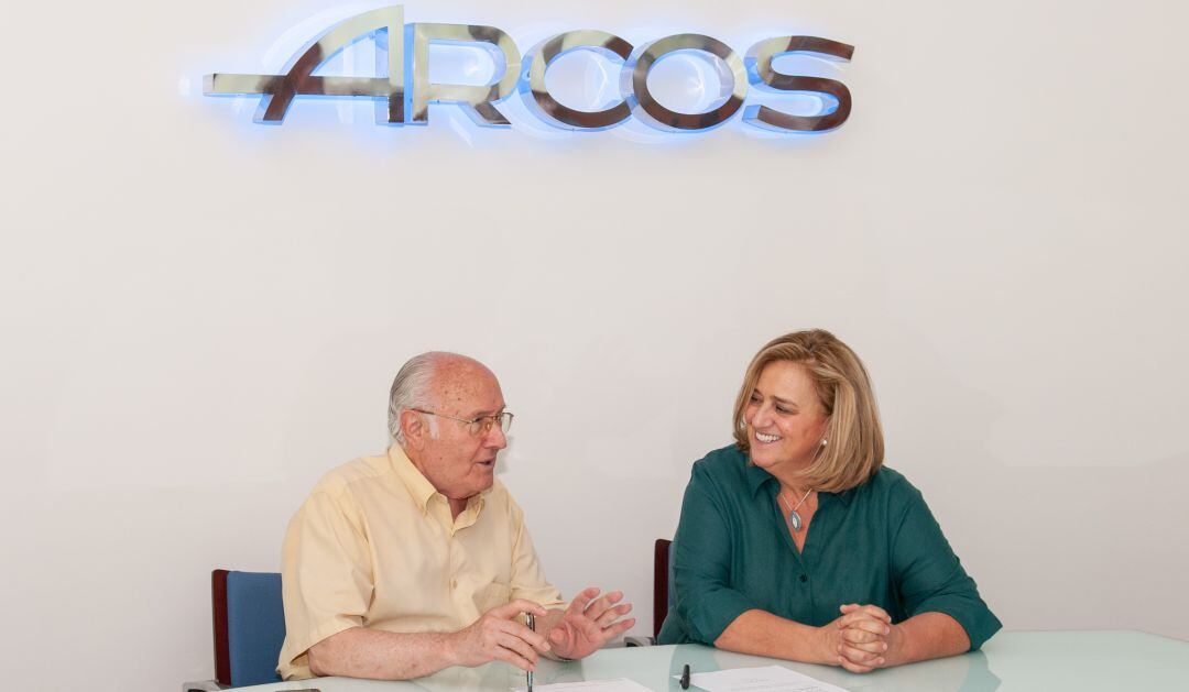 El presidente de la AECC en Albacete y la directora de Relaciones Institucionales de Arcos