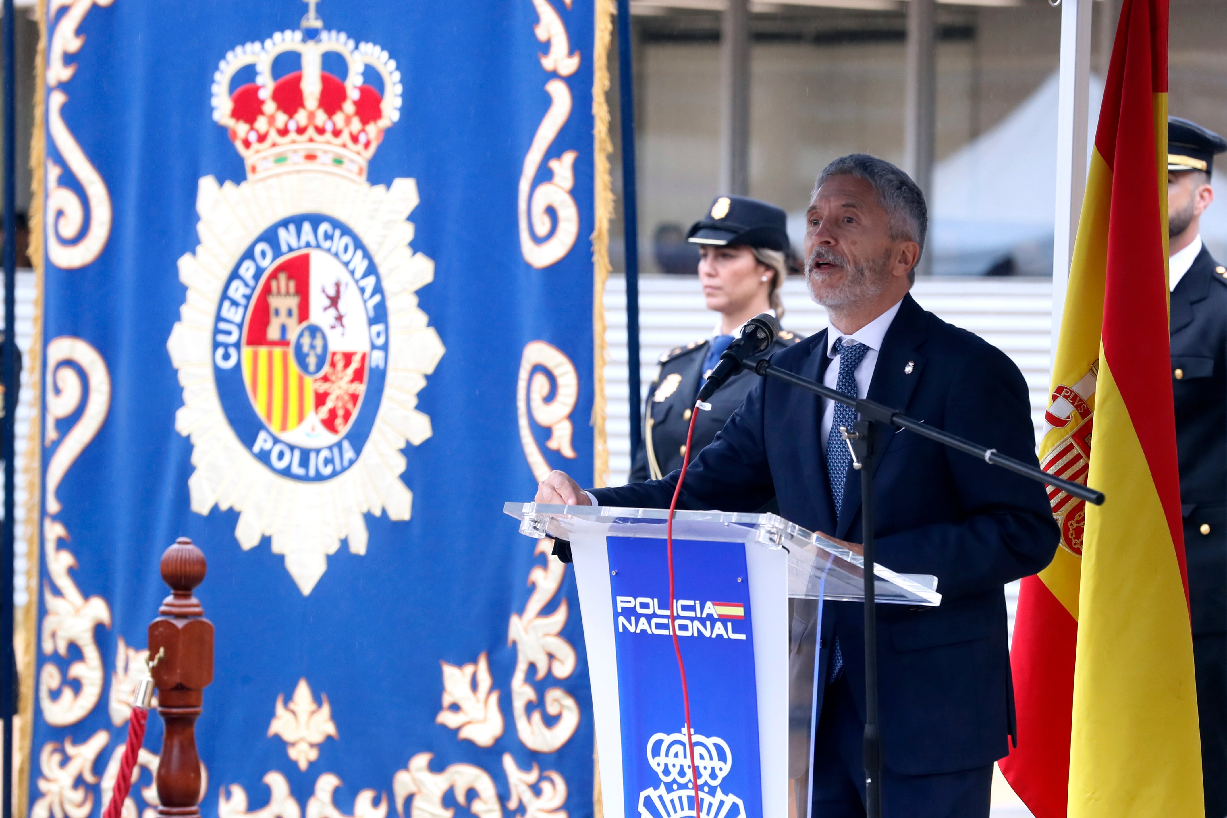 El ministro del Interior, Fernando Grande-Marlaska, pronuncia un discurso durante el acto de inauguración de la nueva comisaría de la Policía Nacional del Distrito Sur este viernes en Sevilla.