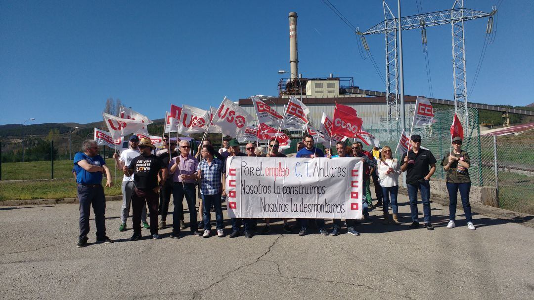 Trabajadores de Masa a las puertas de la central de Anllares