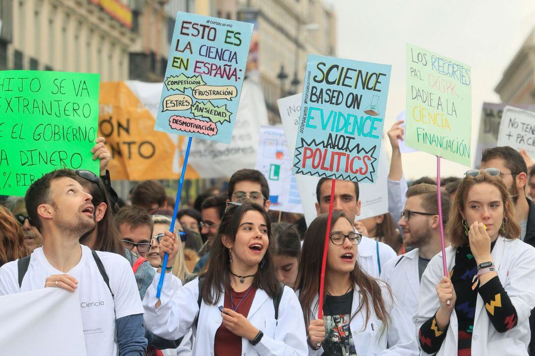 Representantes de organizaciones científicas, sindicatos e investigadores participan en la &quot;Marcha por la ciencia&quot;.