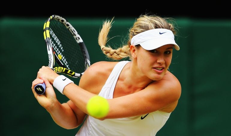 Eugenie Bouchard golpea la pelota durante un partido