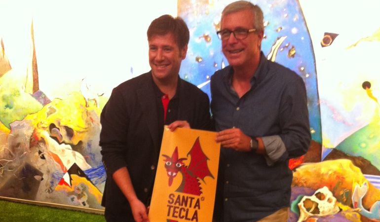 Carlos Latre i Josep Fèlix Ballesteros posen amb el cartell de les festes