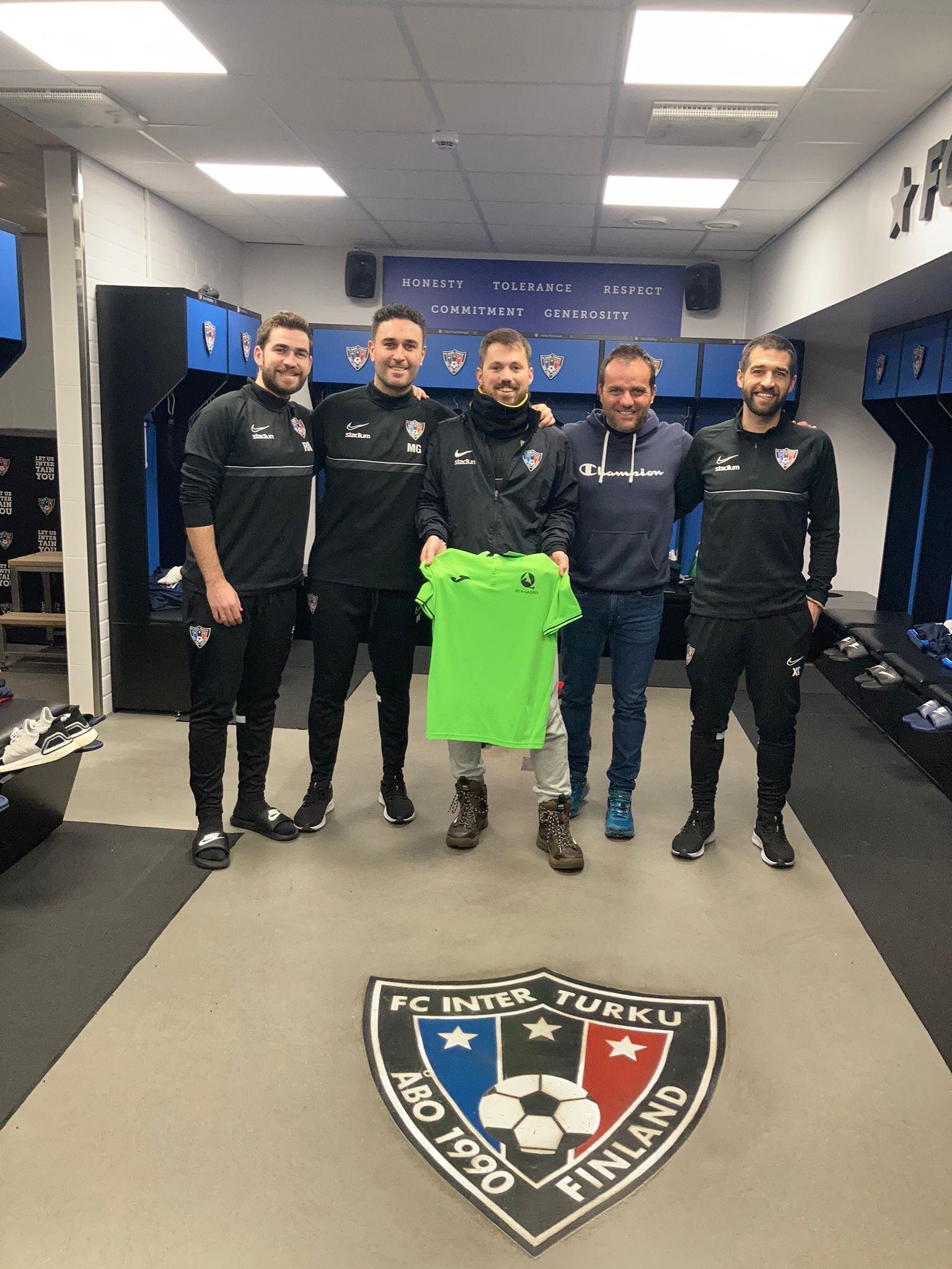 El alumno del IES Al-Qázeres, Carlos Díaz Acedo -en el centro con la camiseta- con el técnico del FC Inter Turku, Miguel Grau -a la izquierda-, el profesor cacereño Héctor Moreno -a la derecha- y en las esquinas, dos miembros más del cuerpo técnico.