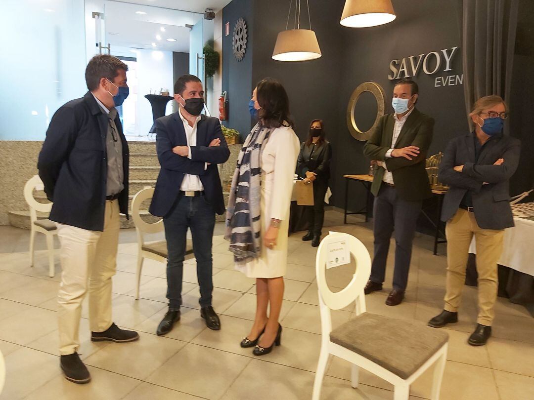 Carlos Mazón, Antonio Francés e Indira Amaya conversando, con Fernando Pastor y Javier Sendra, al fondo, en el Hostal Savoy