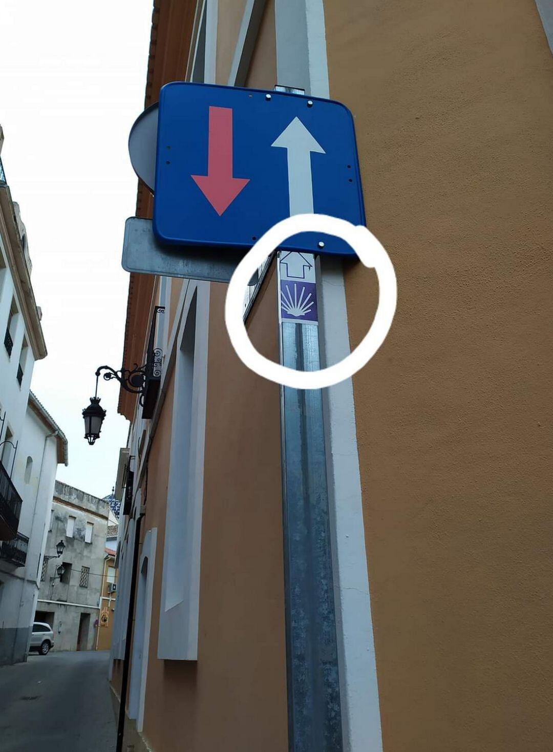 Calle de Villalonga con la Concha del Camino de Santiago