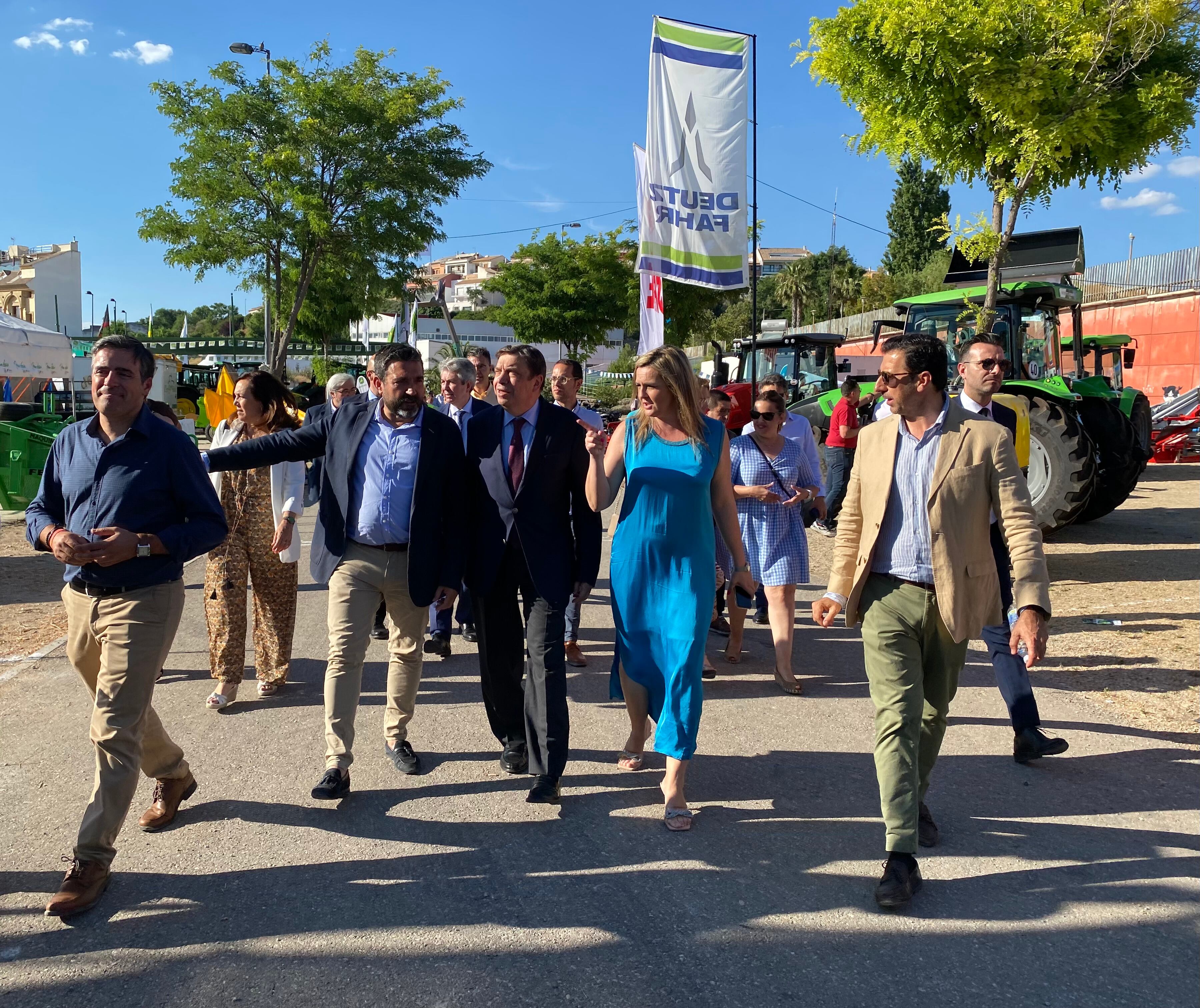 El ministro de Agricultura, Luis Planas, en el centro, acompañado por los directores de Futuroliva, la alcaldesa de Baeza y el secretario general de UPA Andalucía.