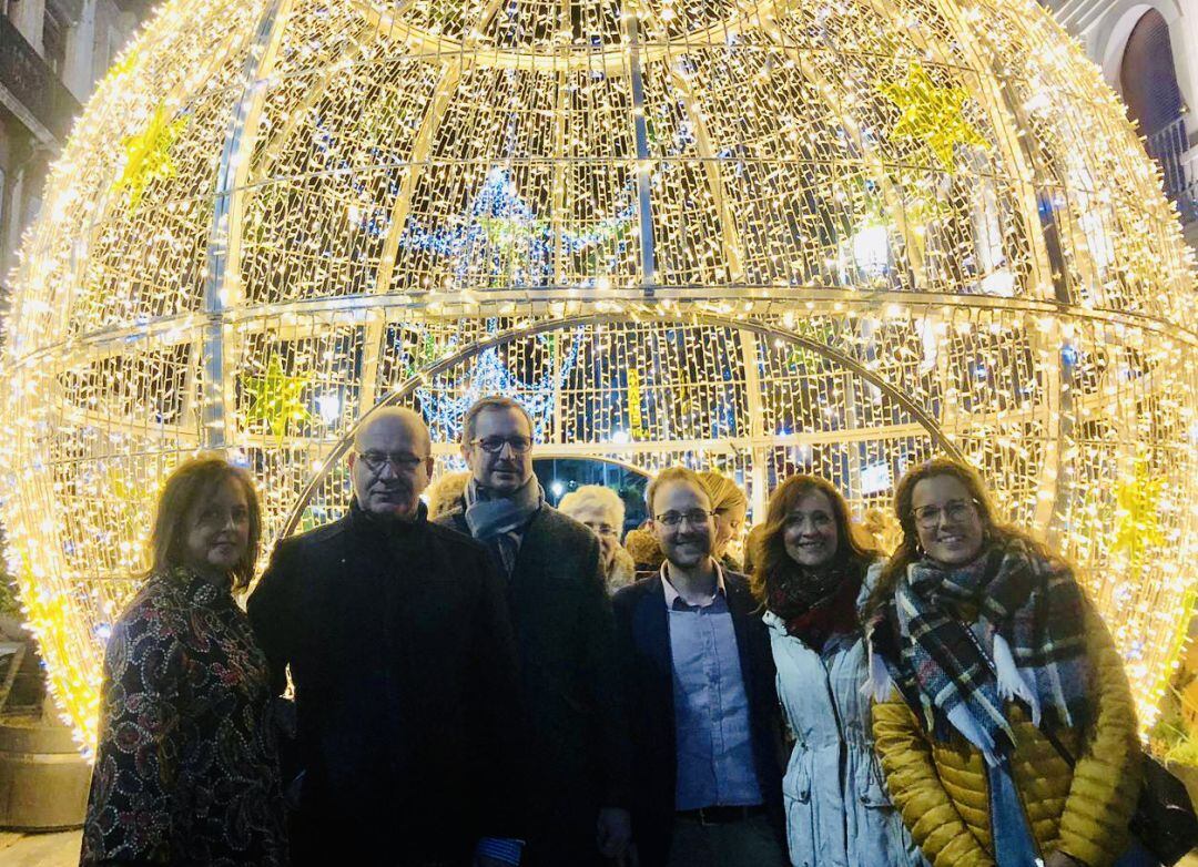 El vicesecretario de organización del PP, Javier Maroto (tercero por la izqda), acompañado del alcalde de Jaén, Javier Márquez, y de la candidata en Jaén, Maribel Lozano (segunda por la dcha), junto a otros miembros de la candidatura.