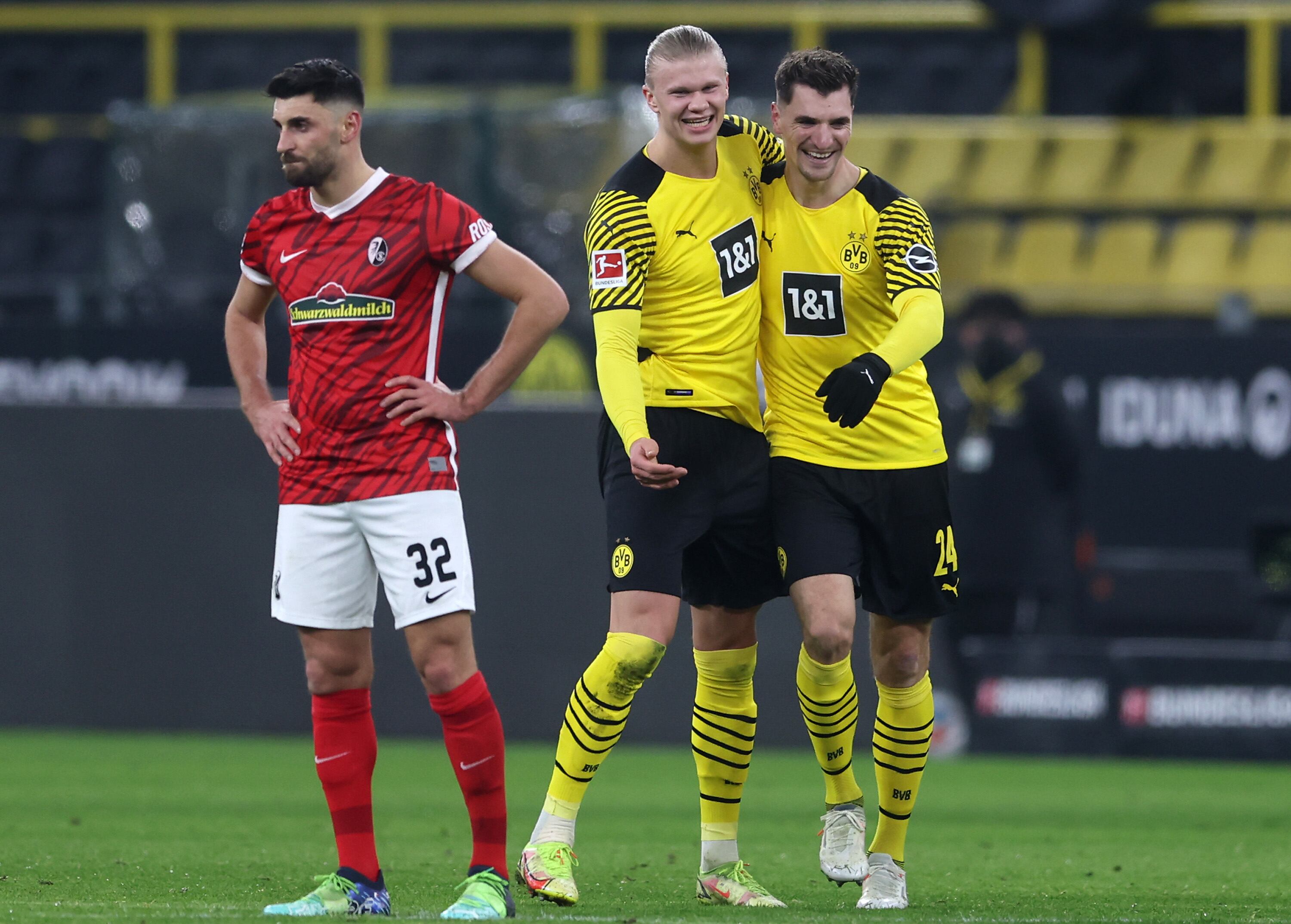 Thomas Meunier celebra un gol junto a Erling Haaland en un partido del Borussia Dortmund