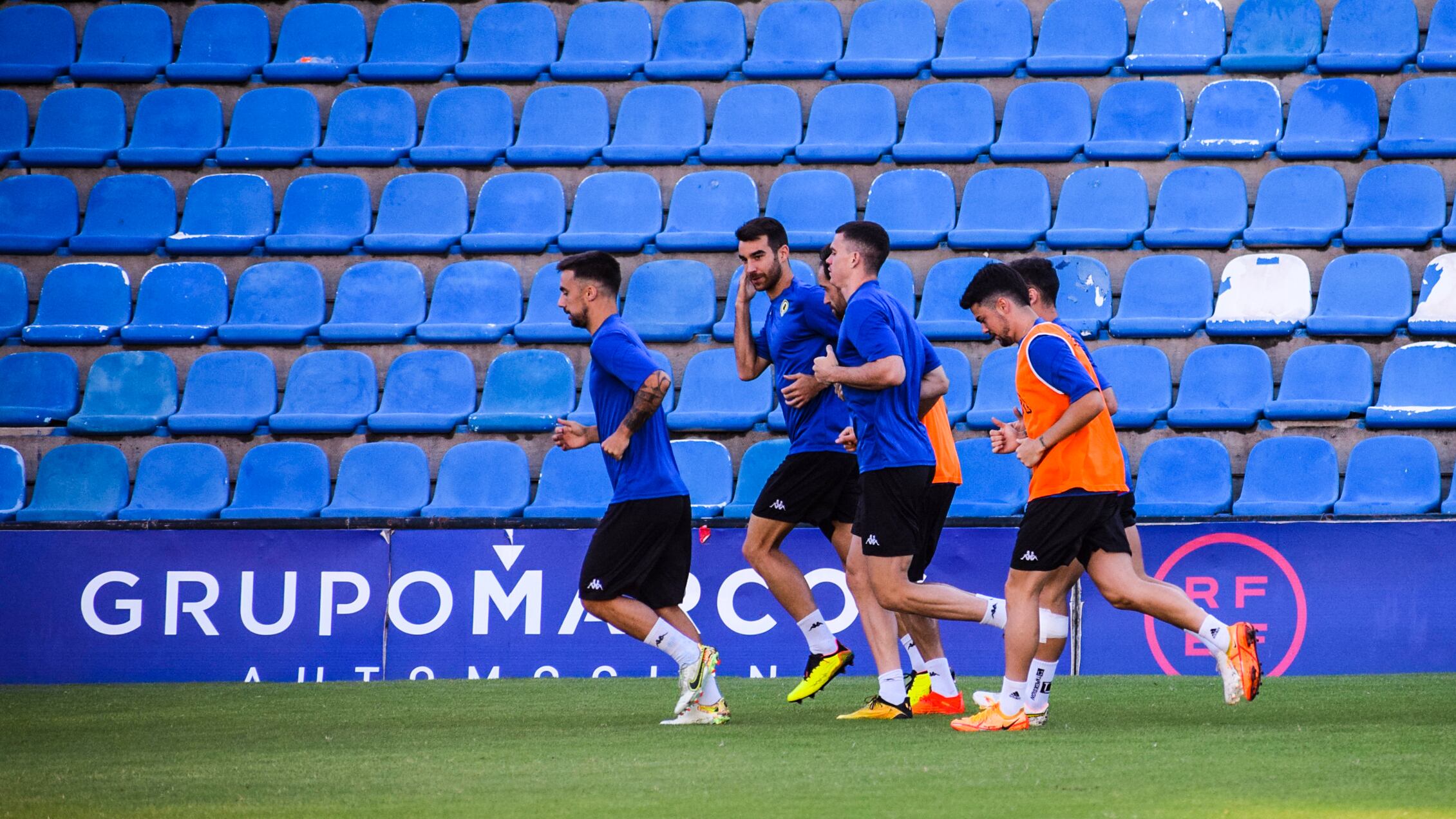 Jugadores del Hércules CF entrenándose, en el Rico Pérez