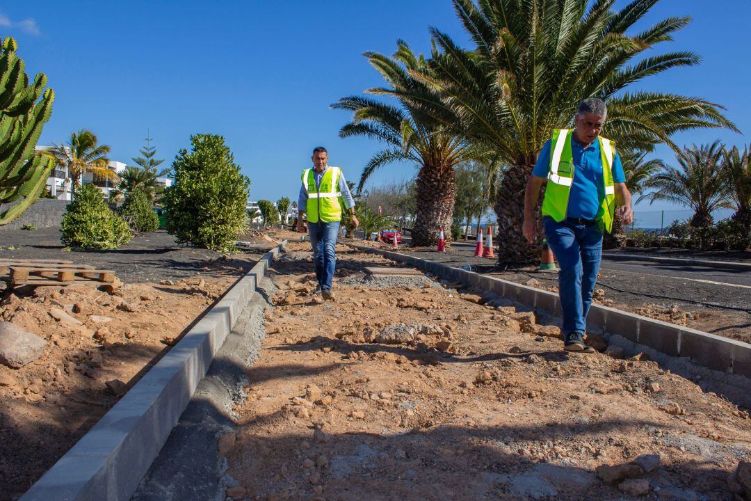 Oswaldo Betancort, alcalde de Teguise, supervisando las obras junto al concejal de Vías y Obras Eugenio Robayna.