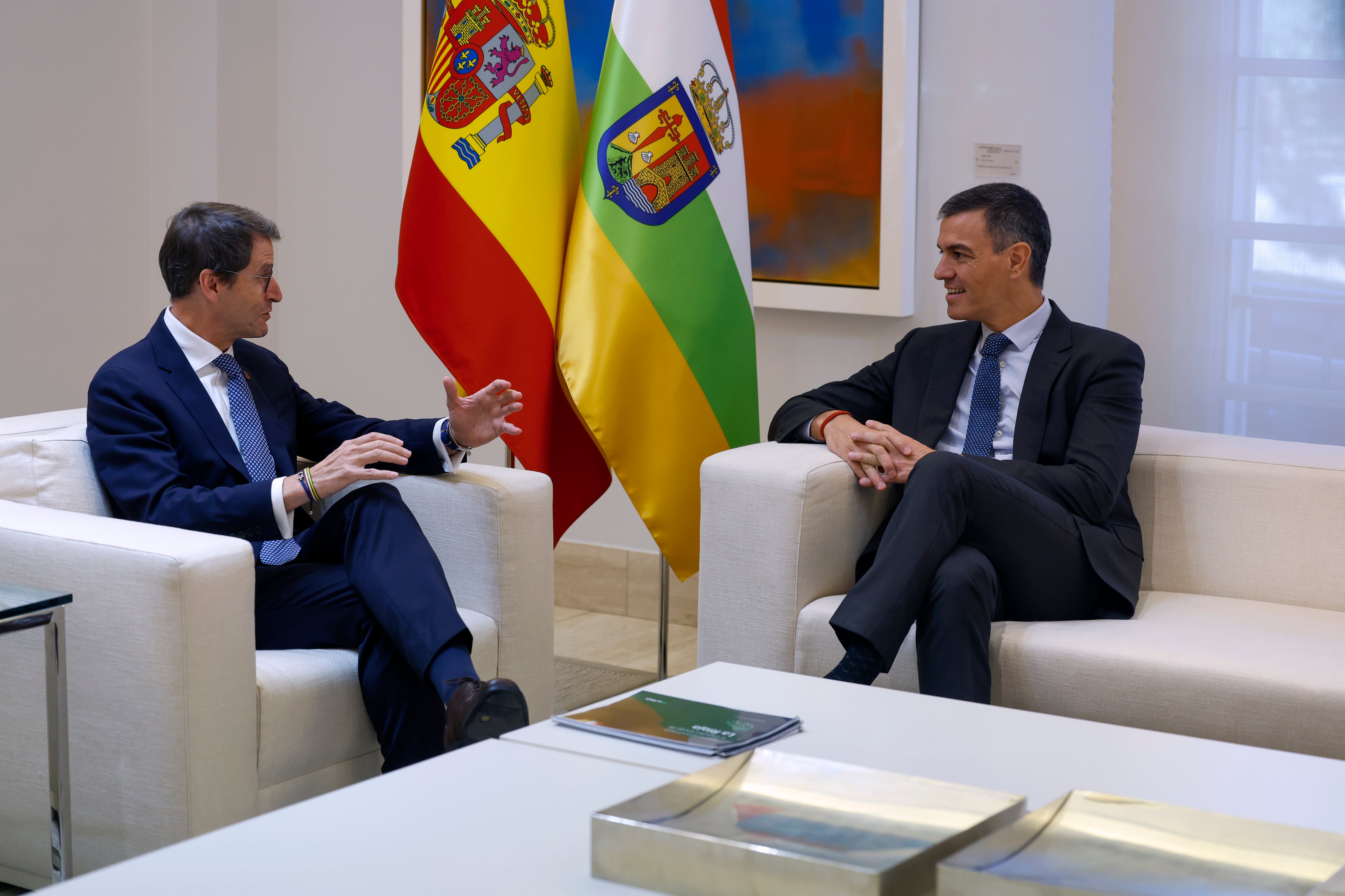 MADRID, 27/09/2024.- El presidente del Gobierno, Pedro Sánchez (d), durante la reunión mantenida con el presidente de La Rioja, Gonzalo Capellán dentro de la ronda con los presidentes autonómicos abierta a raíz del pacto sobre la financiación singular para Cataluña, este viernes en Moncloa. EFE/  JJ Guillén
