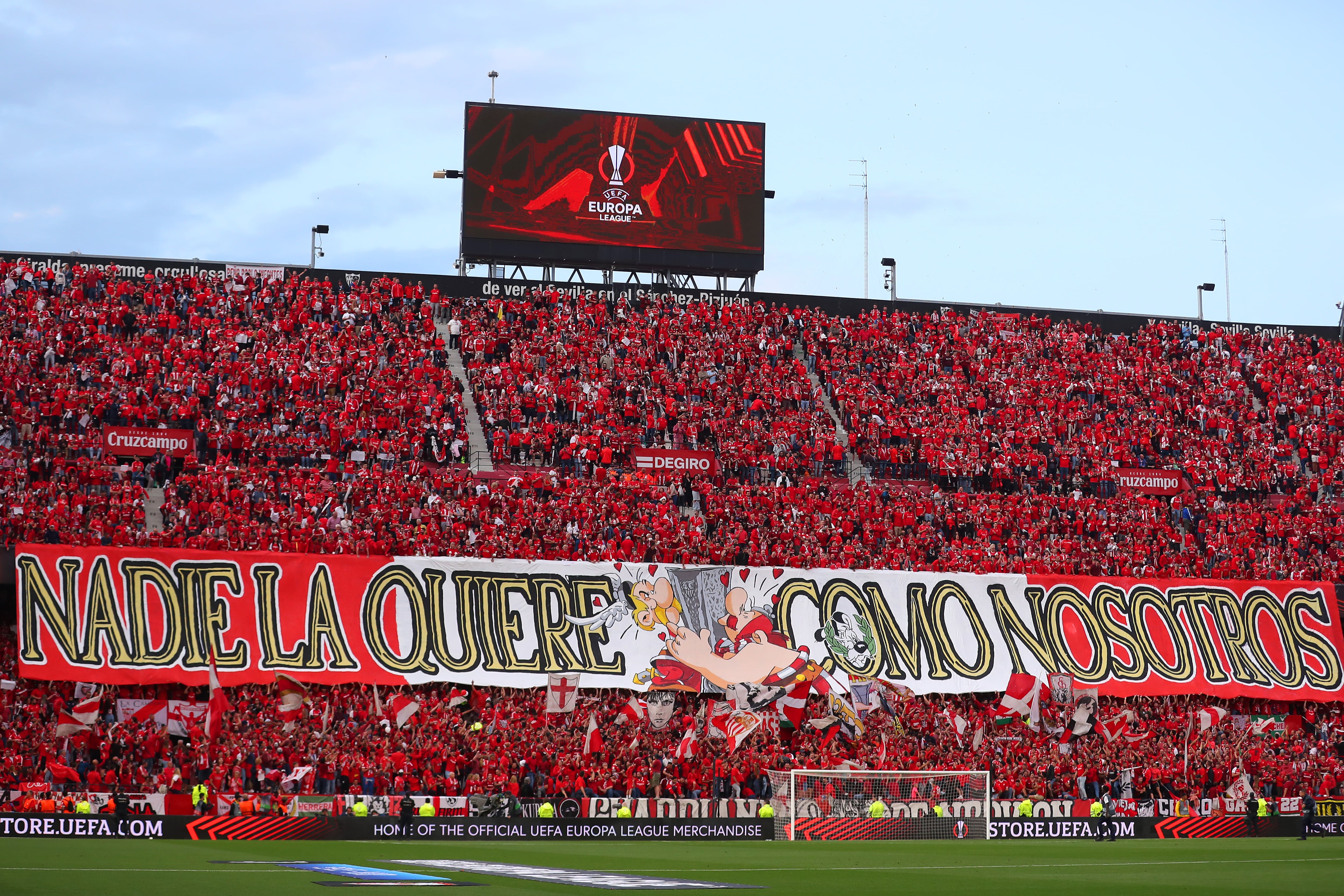 Tifo del Sánchez Pizjuán en el recibimiento al Sevilla (Photo by Fran Santiago/Getty Images)