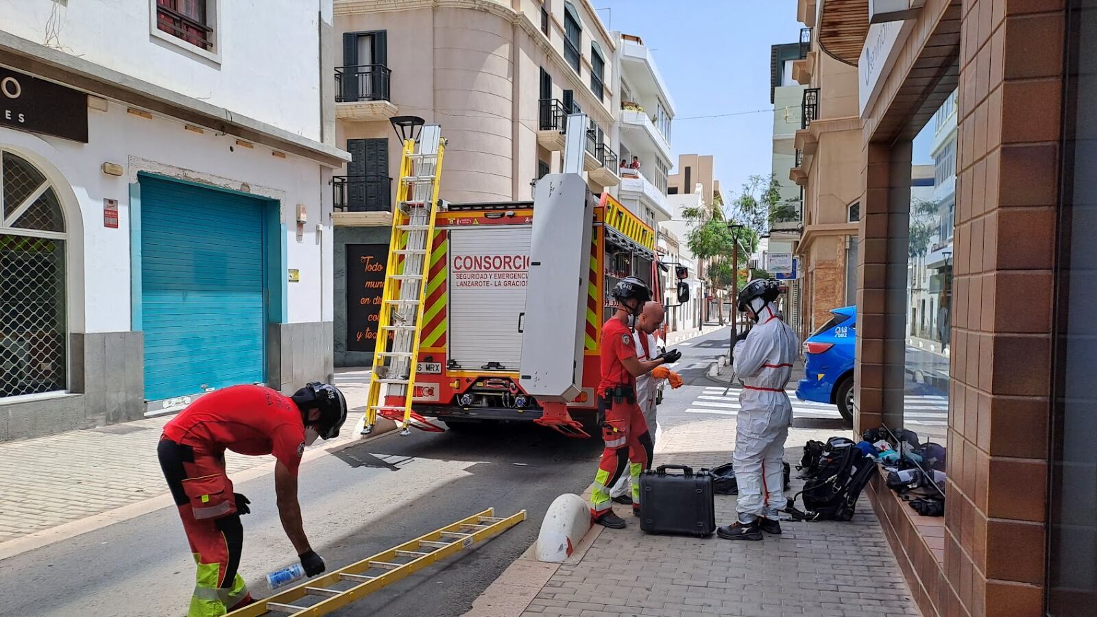 Bomberos de Lanzarote en la calle Fajardo de Arrecife.