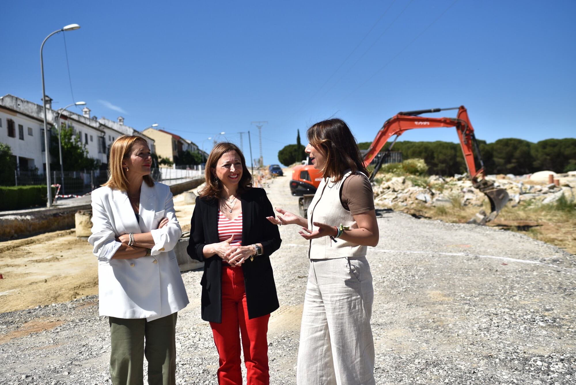 La delegada de la Junta en Málaga, Patricia Navarro, ha visitado en Ronda los trabajos de urbanización de La Dehesa que permitirán dotar a la ciudad rondeña de 365 viviendas asequibles