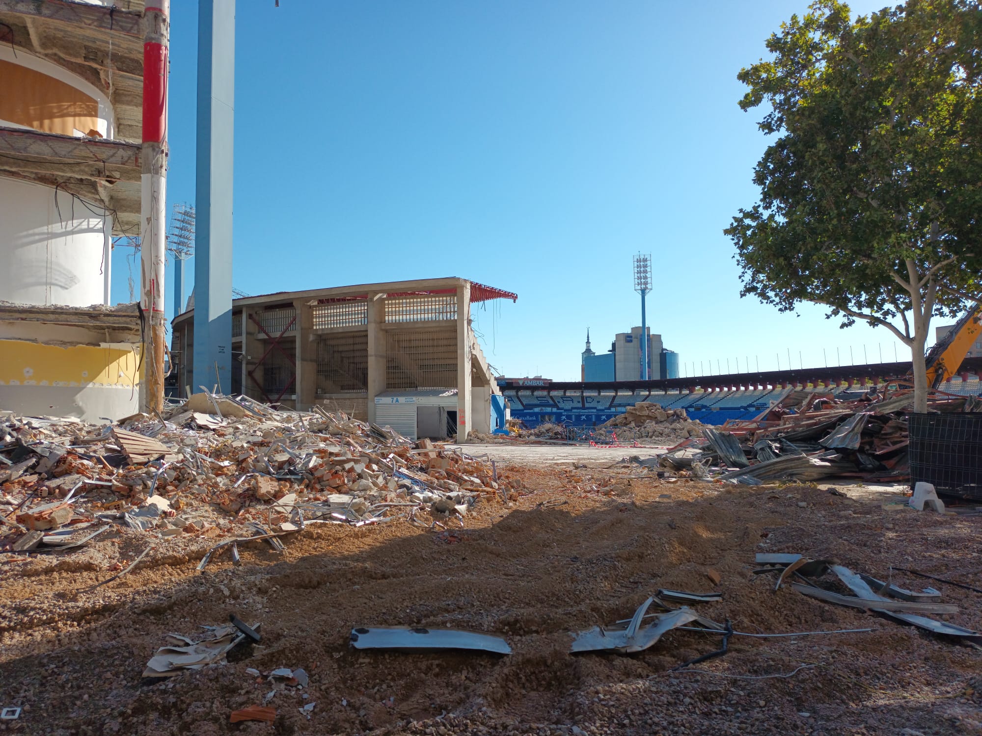 El Estadio de La Romareda ya sin rastro del Gol Sur en plenas obras. La demolición del Cubo está avanzada