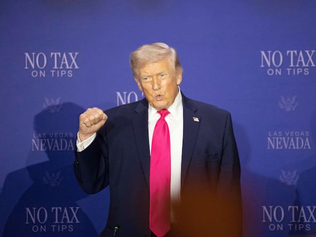 El presidente de Estados Unidos, Donald Trump, gesticula antes de presidir una mesa redonda sobre su política de "No a los impuestos sobre las propinas" en el AC Hotel Las Vegas Symphony Park, en Las Vegas, Nevada (EEUU), el 16 de abril de 2026.