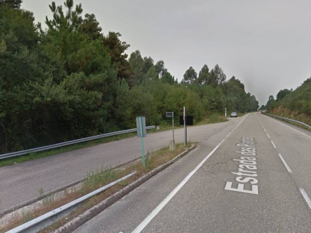 Los bomberos excarcelan a una mujer tras chocar con otro coche