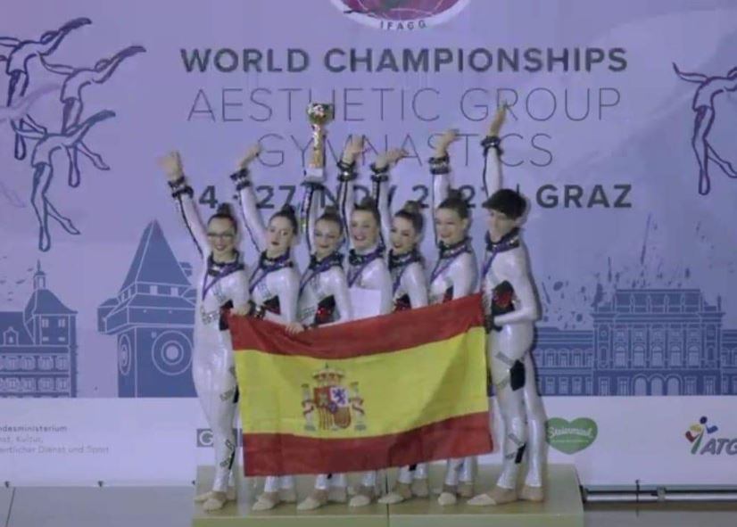 El equipo del Club 2000 de Barbastro en lo más alto de pódium