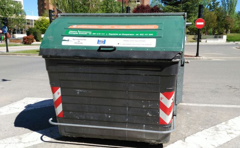 Uno de los contenedores de basura que van a ser sustituídos