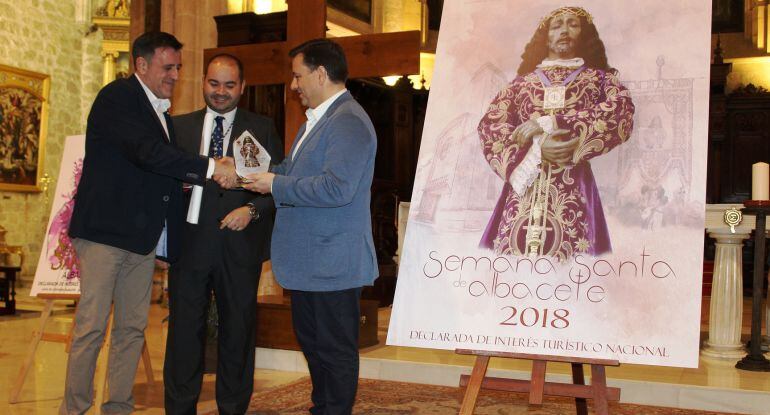 El alcalde entrega el premio al anunciador del cartel de la Semana Santa
