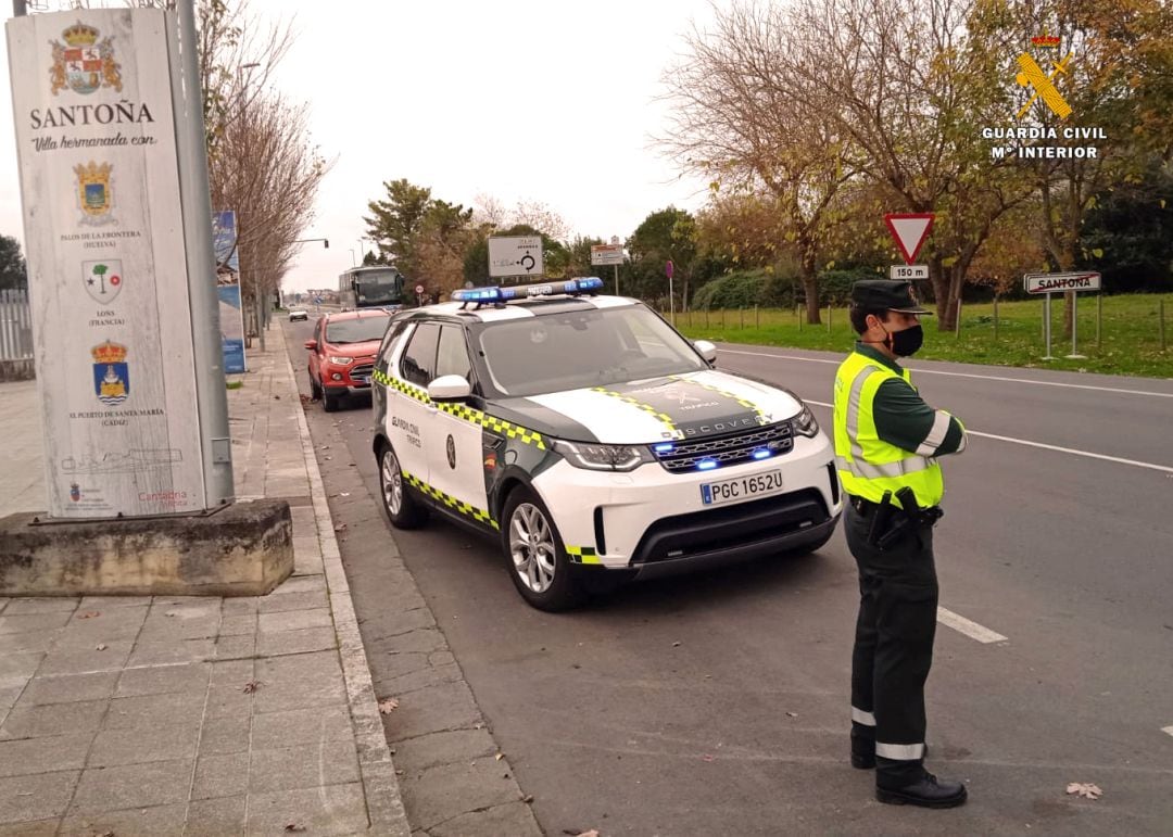 Un agente de Tráfico de la Guardia Civil en una de las carreteras de acceso a Santoña. 