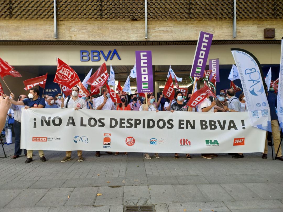 Concentración de los sindicatos ante la sede del BBVA en Gran Capitán.