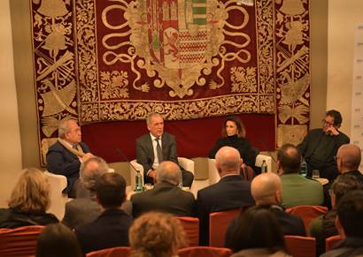 Imagen del acto de inauguración en el Salón de Grados de la Real Maestranza de Caballería