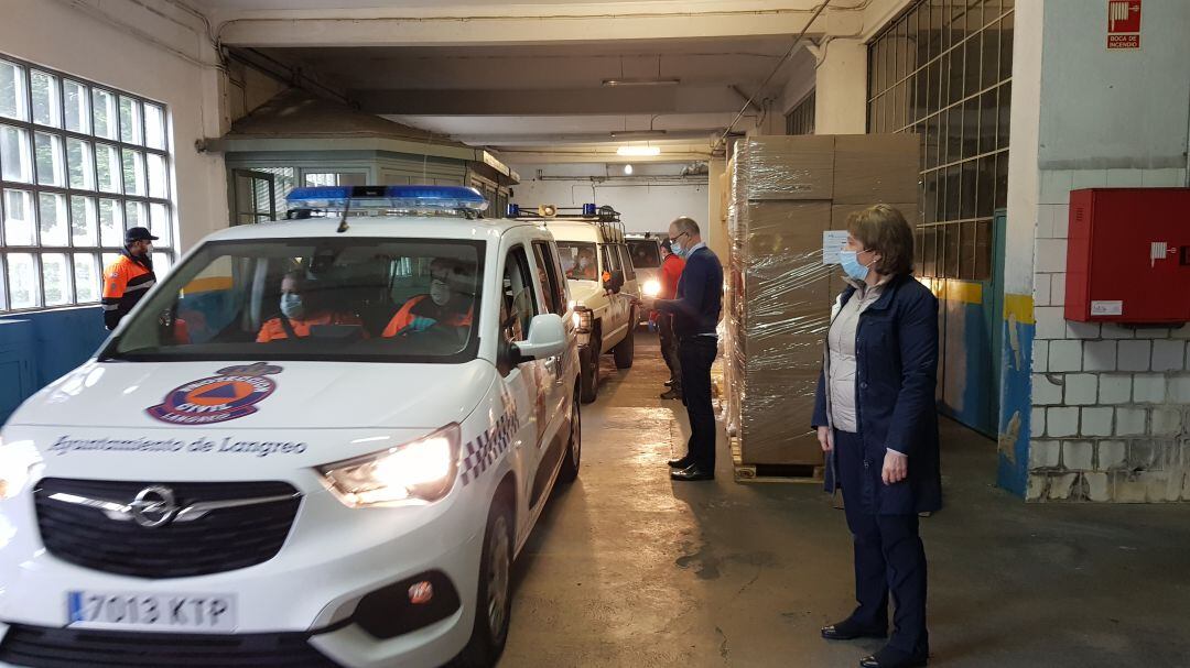 Los coches de Protección Civil recogen el material. 