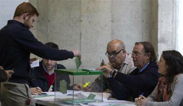 A las seis de la tarde han acudido a votar el 51,3% del censo, cuatro puntos más que en 2012
