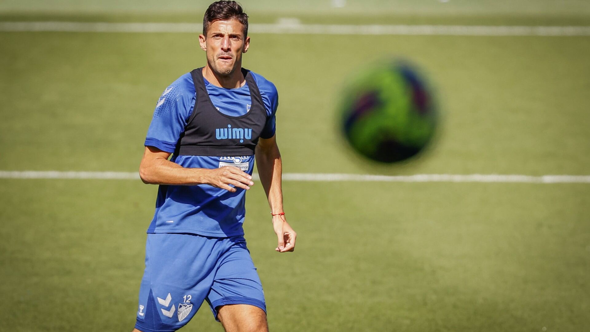 Chavarría observa el balón en el entrenamiento del jueves