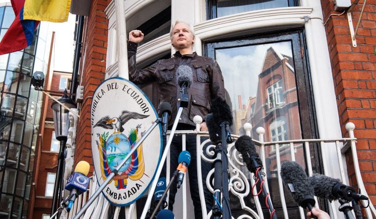 Assange realiza unas declaraciones frente a la embajada de Ecuador en Londres.