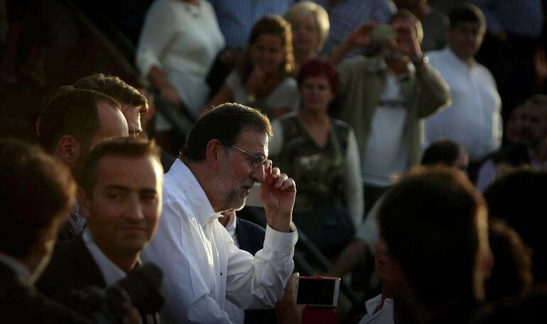 El presidente del PP y del Gobierno en funciones, Mariano Rajoy, durante un mitin en el municipio coruñés de Betanzos