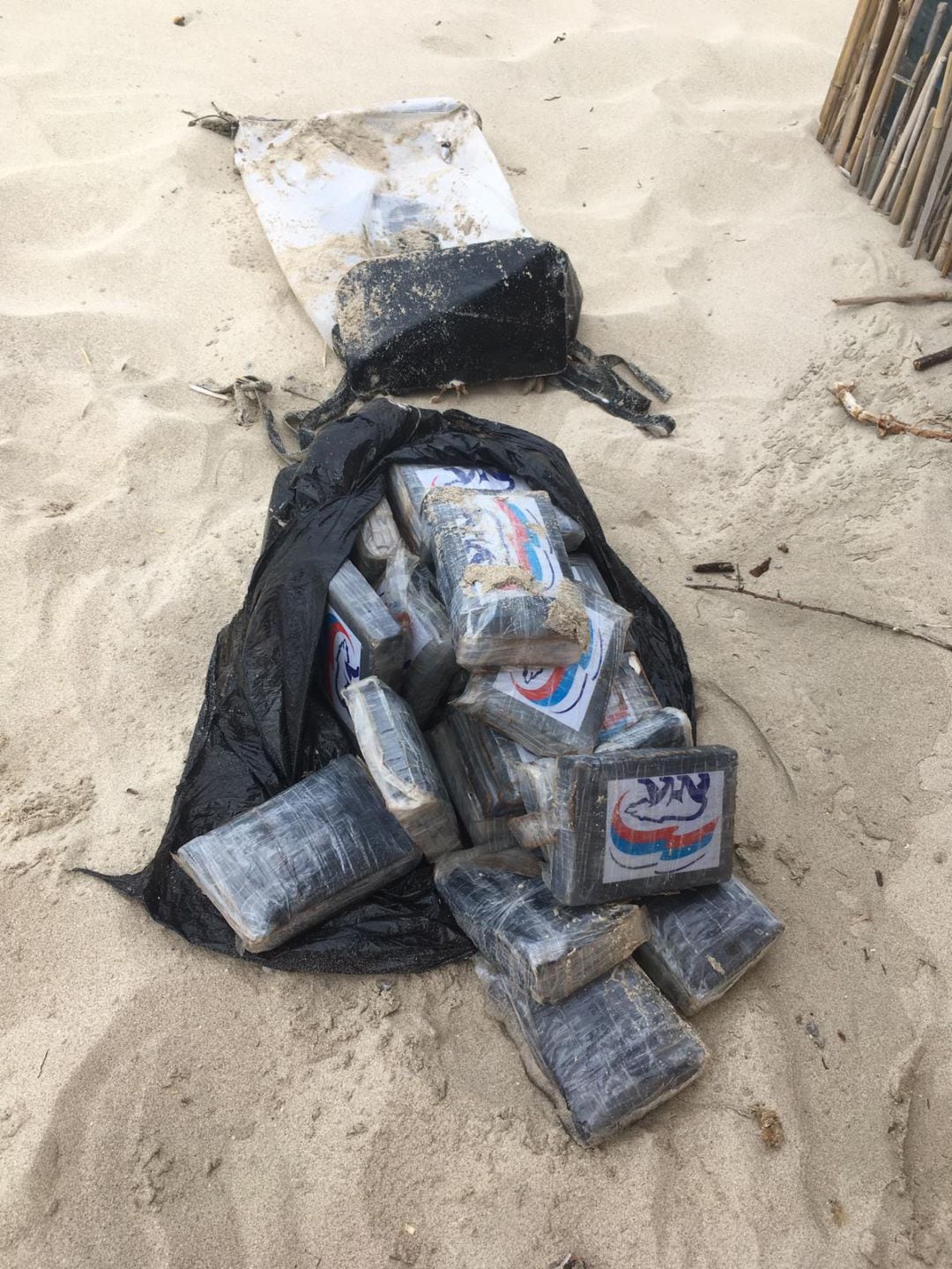 Imagen del paquete que ha llegado a la playa