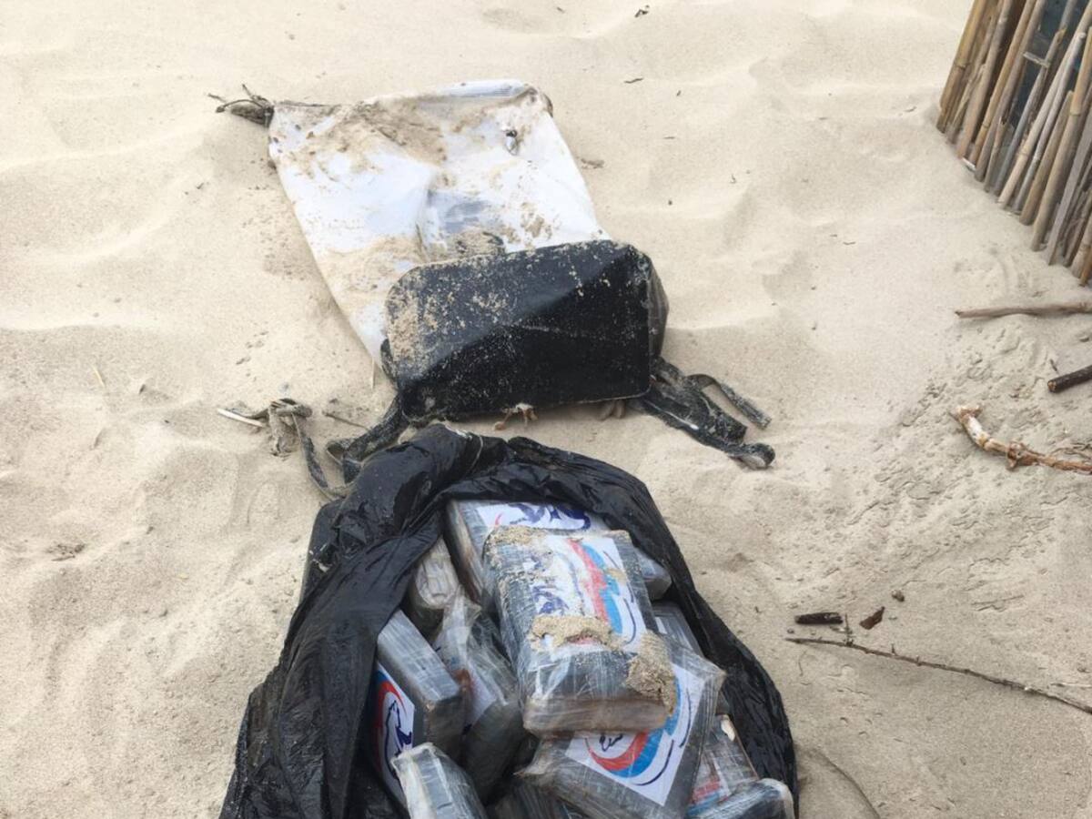 Aparece un fardo de droga en la playa de s' Arenal de Formentera