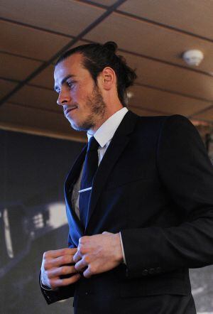 Bale, entrando a la sala de prensa