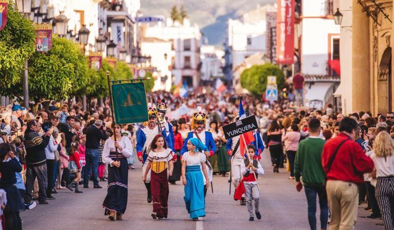 Escena del pasacalles del viernes frente a la Plaza de Toros de Ronda.