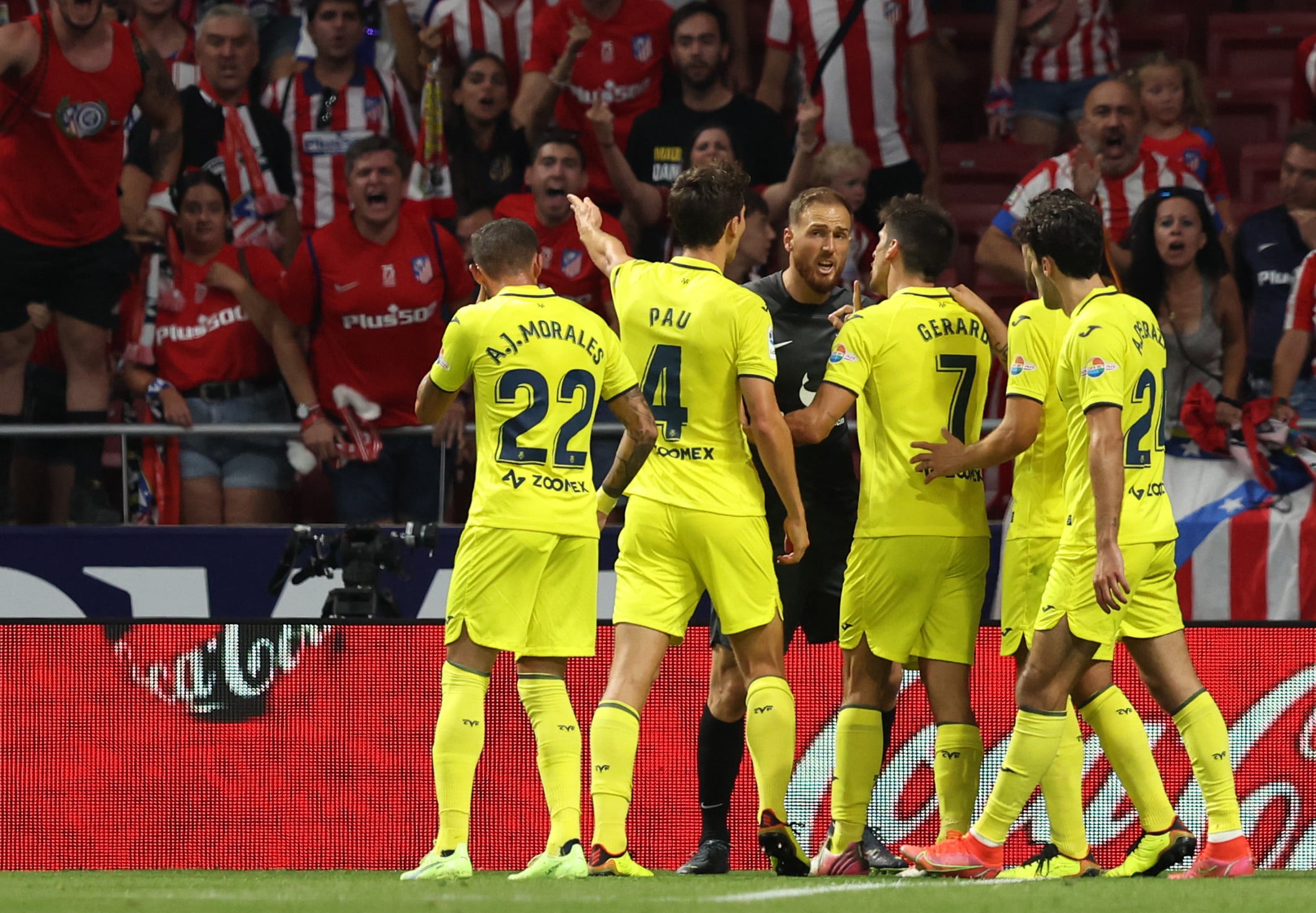 Gerard Moreno y los jugadores del Villarreal frente a Oblak por su celebración del 0-2