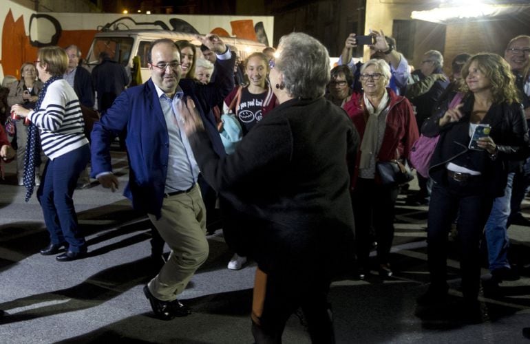 El líder del PSC, Miquel Iceta, baila en la fiesta posterior al acto con militantes en L&#039;Hospitalet.