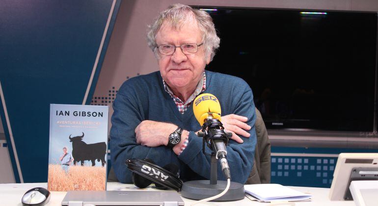 El escritor e hispanista, Ian Gibson, presenta su libro 'Aventuras Ibéricas' en 'Hoy por hoy' con Gemma Nierga. 