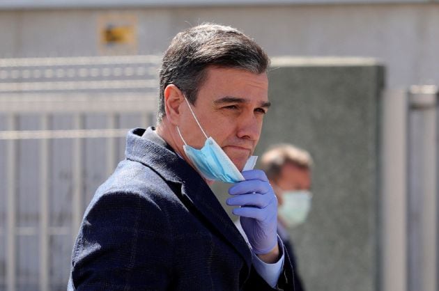 El presidente del gobierno, Pedro Sánchez, se protege con mascarilla y guantes a su llegada a las instalaciones de la empresa Hersill, en Móstoles.