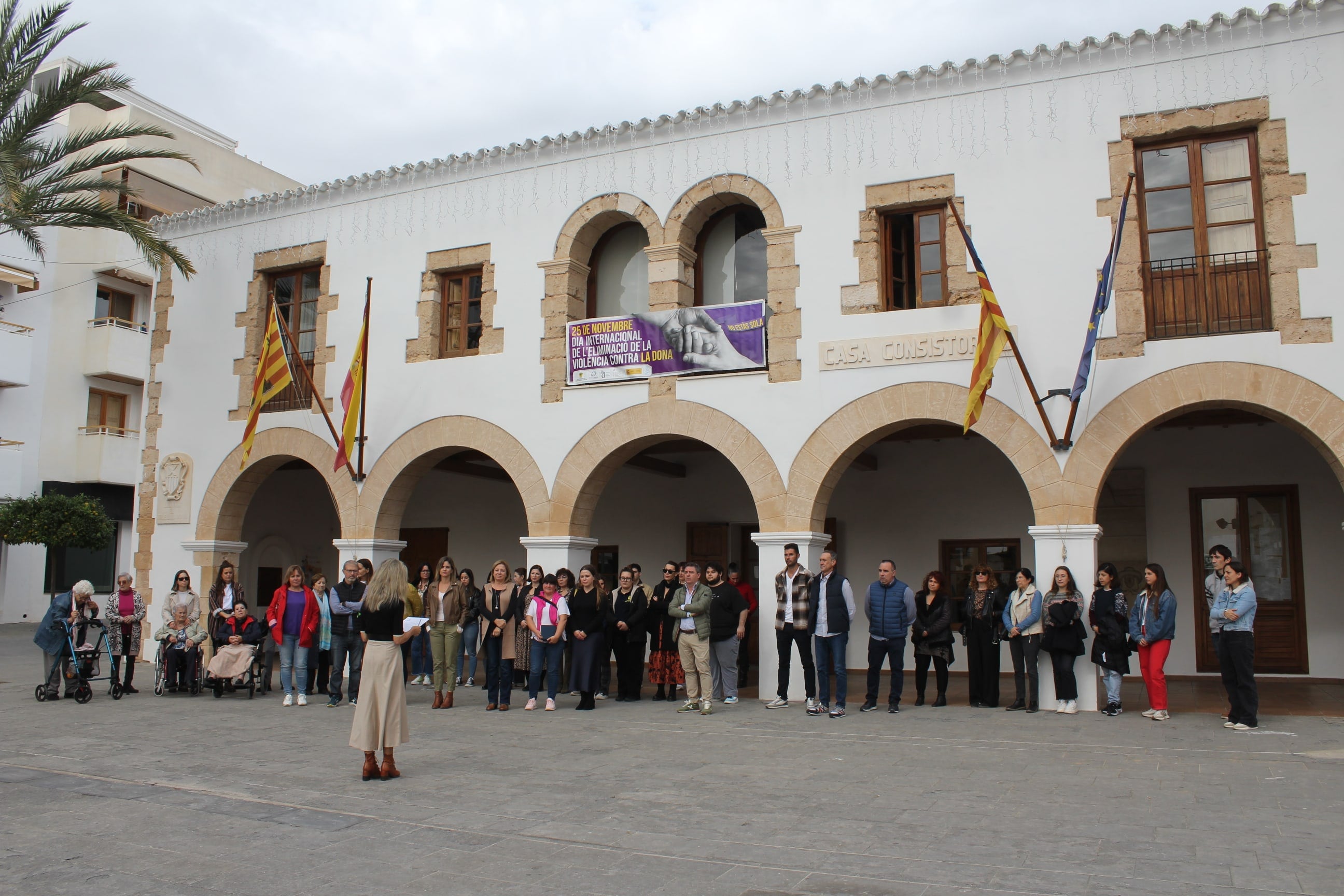 Minuto de silencio en Santa Eulària