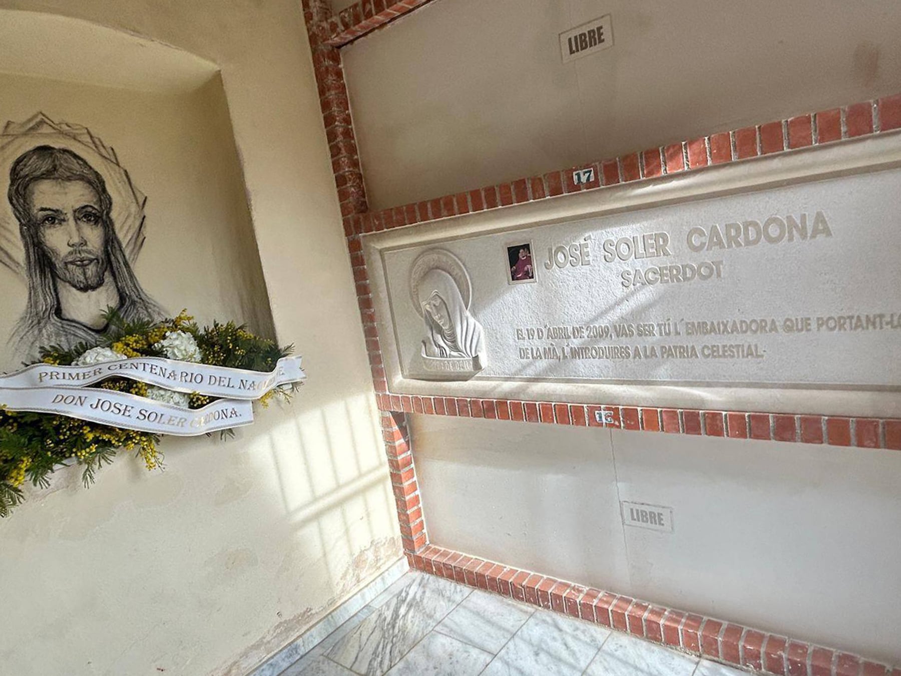 Ofrena de flors en el sepulcre del canonge Cardona