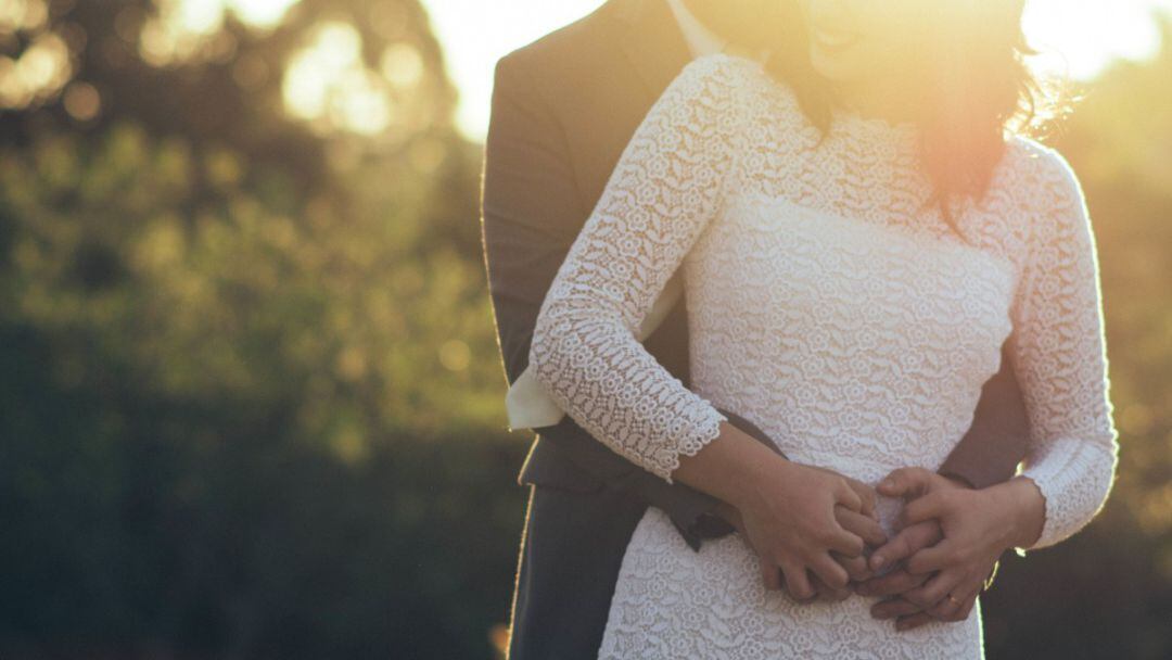 Una pareja de recién casados.