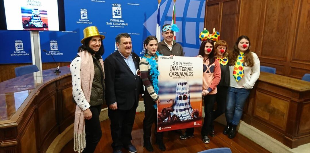 El concejal de Impulso Económico, Ernesto Gasco, y el de Fiestas, Alfonso Gurpegui, en la presentación del cartel y la Diosa Momo de los Carnavales 2019.