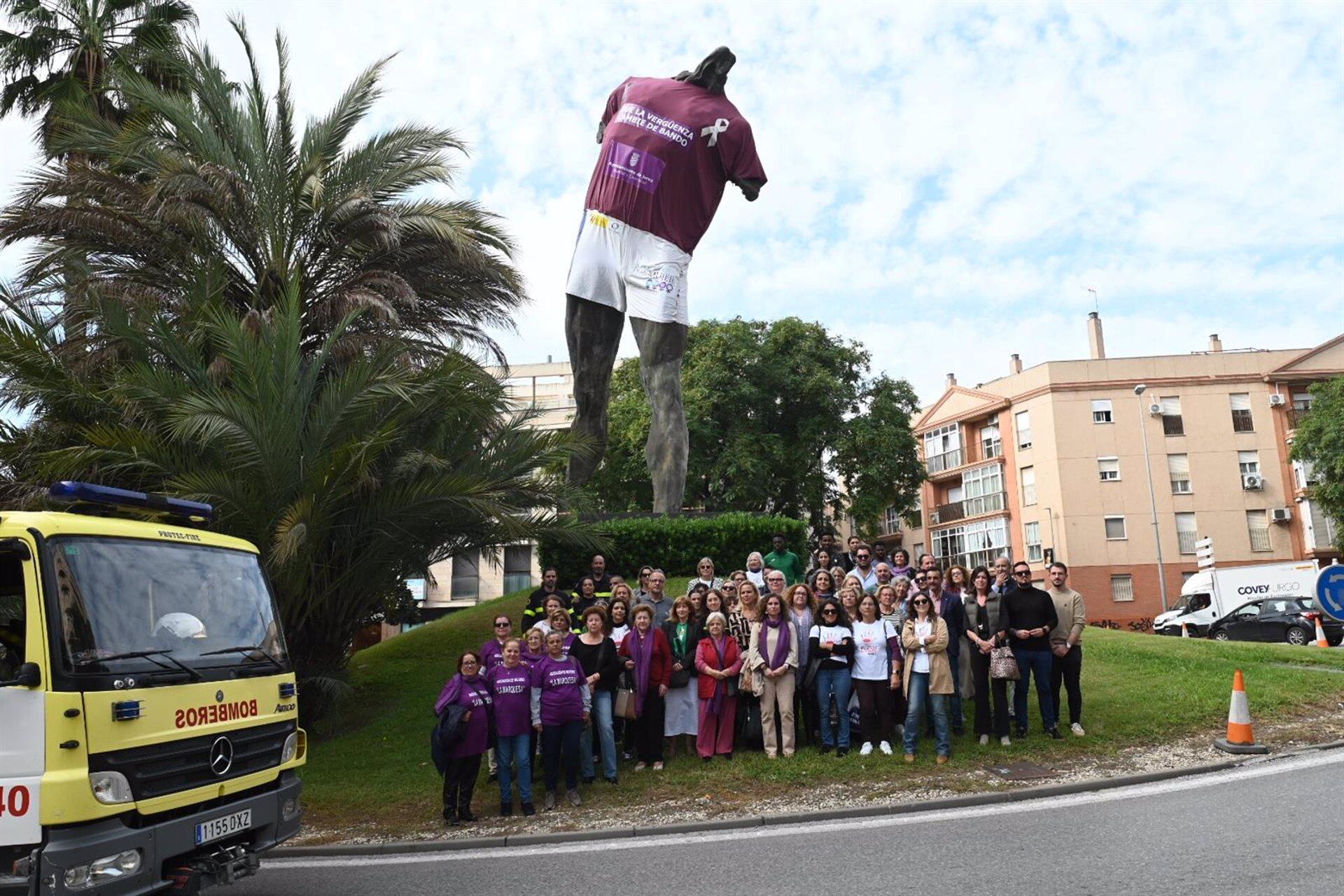 El monumento del Minotauro ya luce la camiseta morada