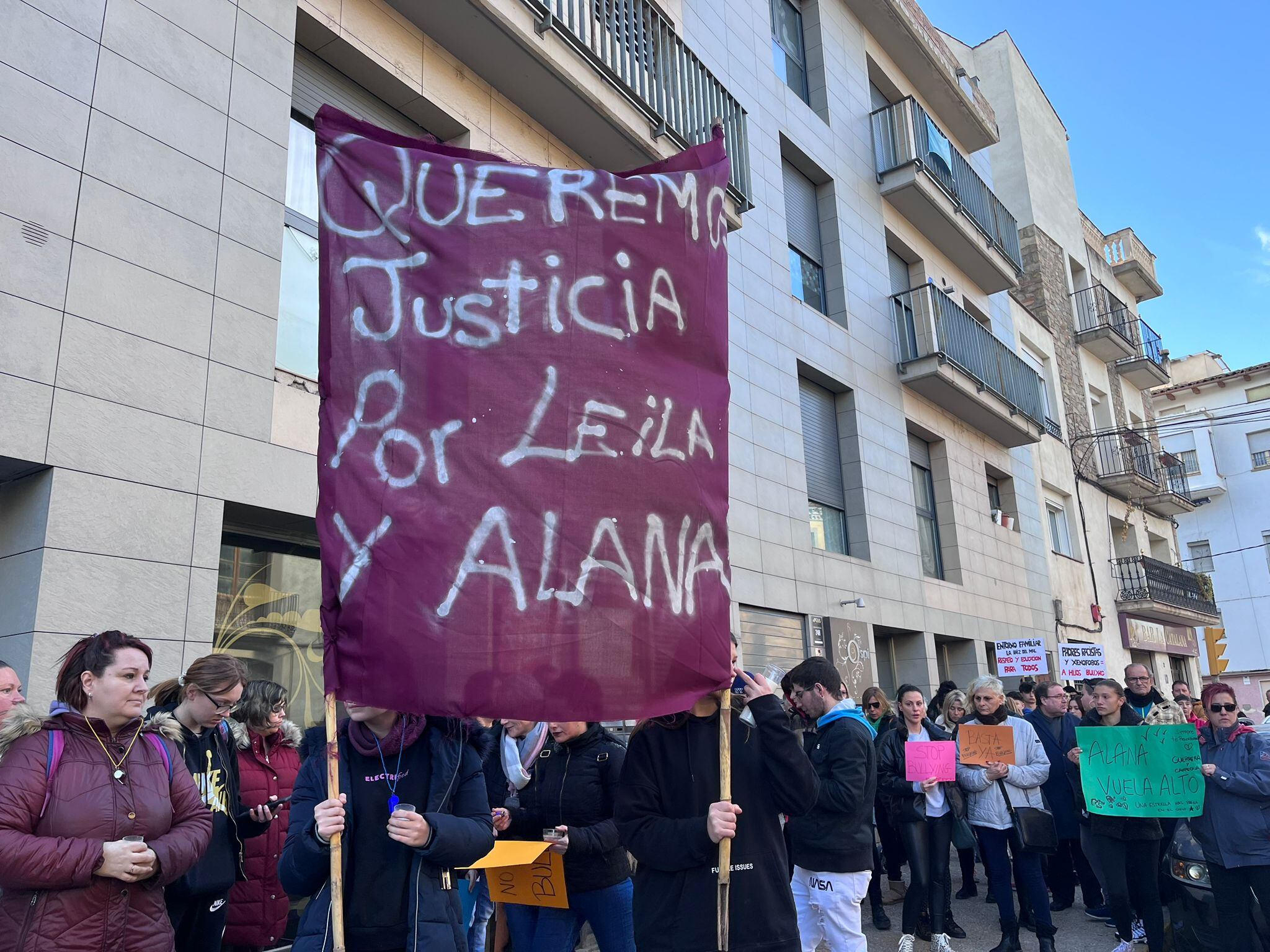 Grup de veïns i veïnes sostenen una pancarta demanant justícia