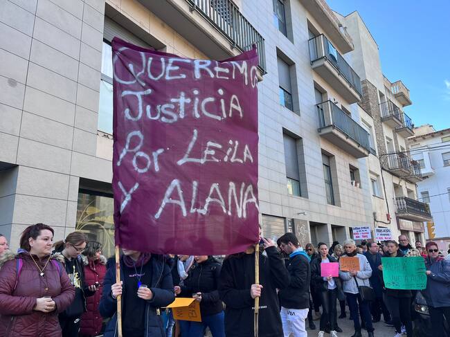 Grup de veïns i veïnes sostenen una pancarta demanant justícia