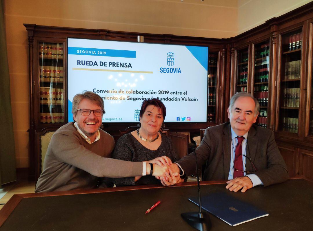 El presidente de la Fundación Valsaín, Álvaro Gil Robles, con la alcadesa Clara Luquero y el concejal Jesús García durante la firma del convenio entre ambas instituciones